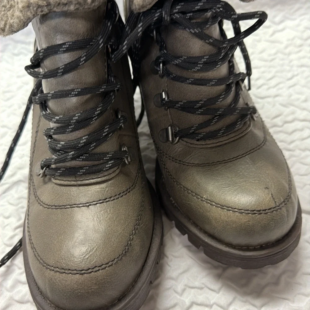 Mudd Ridge grey faux fur trim chunky heel ankle boots.